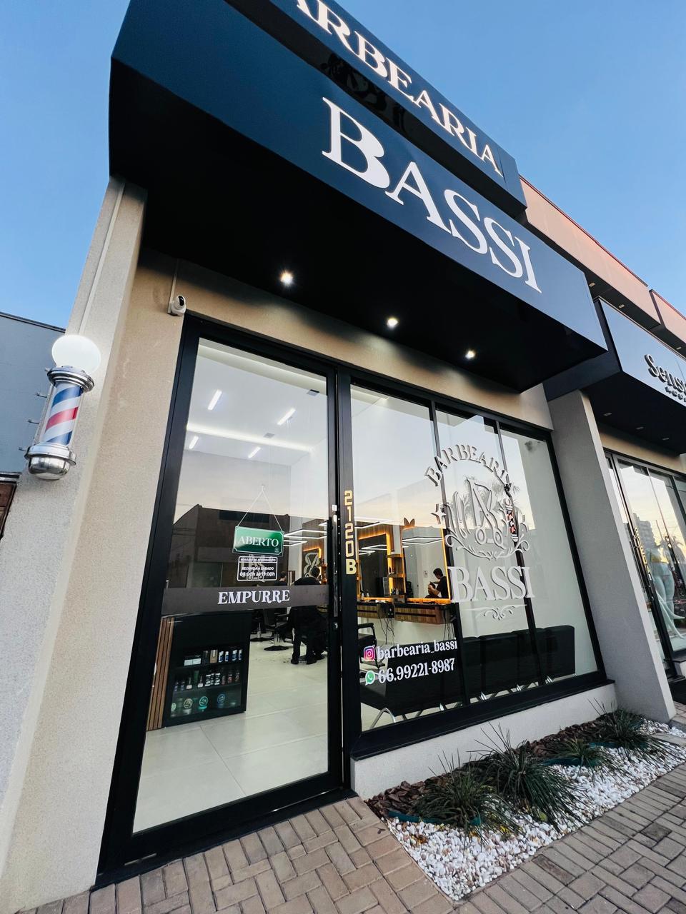 Fachada da Barbearia Bassi — entrada com poste tradicional
